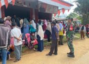 TNI Hadir di Tengah Masyarakat: Babinsa Koramil 1008-01 Awasi Pembagian Bansos