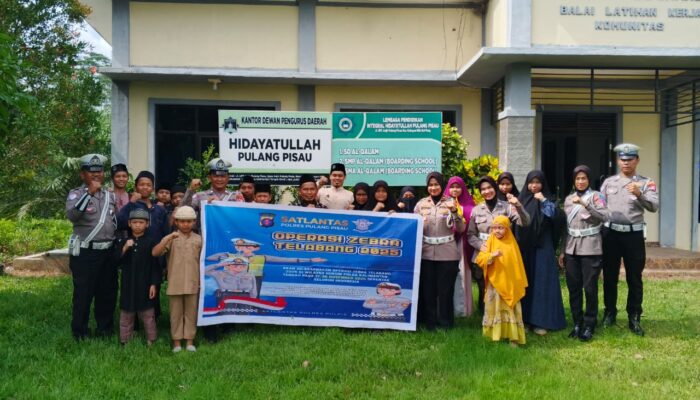 Ajak Santri Patuh Berlalulintas, Satlantas Polres Pulpis Gelar Edukasi dan Bakti Sosial di Pesantren
