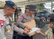 Polisi Berbagi Snack dan Susu untuk Pelajar Terdampak Erupsi Gunung Semeru