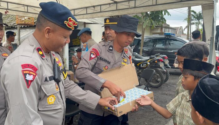 Polisi Berbagi Snack dan Susu untuk Pelajar Terdampak Erupsi Gunung Semeru