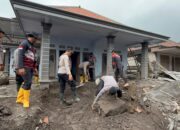 Polisi Bersihkan Rumah Warga Terdampak Erupsi Gunung Semeru di Lumajang