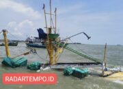 Kapal Slerek KM Mulya Karam Dihantam Ombak Besar di Perairan Camplong Sampang