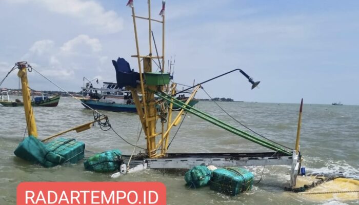 Kapal Slerek KM Mulya Karam Dihantam Ombak Besar di Perairan Camplong Sampang