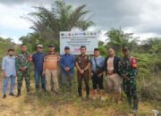 Anggota Koramil 02/Sejangkung Bersama Dinas Terkait Pasang Spanduk Penertiban Kawasan Hutan di Wilayah Binaan