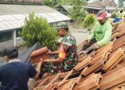 Wujud Kepedulian Terhadap Masyarakat, Babinsa Maron Bantu Pasang Atap Rumah Warga