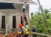 Wujud Kepedulian Terhadap Masyarakat, Babinsa Maron Bantu Pasang Atap Rumah Warga