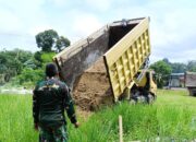 Material Pembangunan Tiba, Babinsa Koramil 1009-03/Bati-Bati Dampingi dan Bantu Pemasangan Pondasi Koperasi Desa Merah Putih