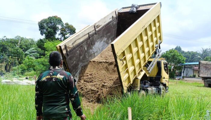 Material Pembangunan Tiba, Babinsa Koramil 1009-03/Bati-Bati Dampingi dan Bantu Pemasangan Pondasi Koperasi Desa Merah Putih