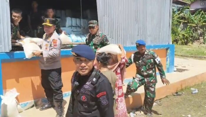 Pangdam I/BB dan Kapolda Sumut Awasi Langsung Pembagian Beras di Gudang Bulog Sibolga