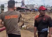 Brimob Aceh Pasang Tali Sling pada Jembatan Putus dan Geser Speed Boat untuk Mendukung Mobilitas Warga di Bireuen