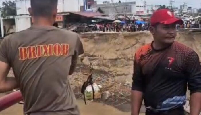 Brimob Aceh Pasang Tali Sling pada Jembatan Putus dan Geser Speed Boat untuk Mendukung Mobilitas Warga di Bireuen