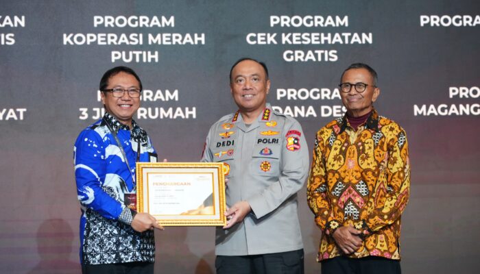 Wakapolri Terima Disway Award, Polri Tegaskan Komitmen Perkuat Kepercayaan Publik dan Wujud Sinergi Media