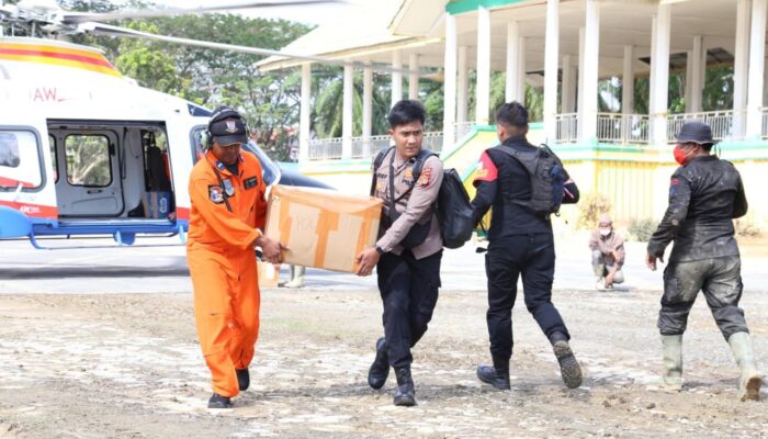 Helikopter AW169 Polri Distribusikan 348 Kg Logistik Kemanusiaan untuk Korban Bencana di Aceh Tamiang