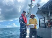 KRI Karotang-872 Bagikan Sembako, kepada Nelayan di Perairan Kendawangan