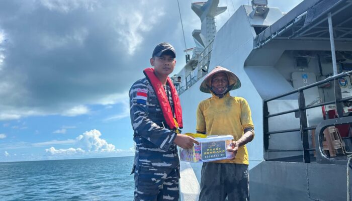 KRI Karotang-872 Bagikan Sembako, kepada Nelayan di Perairan Kendawangan