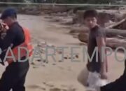 Aksi Heroik Brimob Gendong Bayi Seberangi Jembatan Nyaris Roboh di Tapanuli Selatan