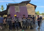 Bahu Membahu, Brimob Pindahkan Rumah Terseret Banjir yang Melintang di Jalan Nasional Tamiang–Langsa
