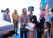 Polri Serahkan Bantuan Pendidikan bagi 10 Anak Korban KKB di Papua