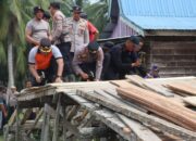 Polres Tanjab Barat bergerak cepat merenovasi Jembatan Vital, di desa Kuala Baru kecamatan seberang kota