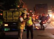 Jelang Nataru, Polres Gresik Tandai Jalan Berlubang Untuk Keselamatan Pengendara
