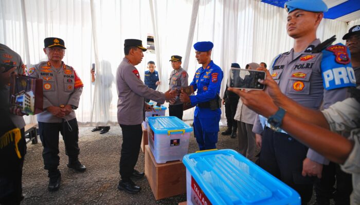 Kapolri Beri Motivasi dan Apresiasi kepada Anggota Polri Terdampak Bencana di Sumbar