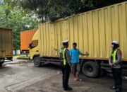 Operasi Lilin 2025: Satlantas Polres Sumenep Edukasi Sopir Truk Soal Over Load dan Over Dimensi