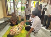 Bupati Sidoarjo Serahkan Bantuan Kursi Roda Kepada Warga Prambon