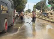 Minimalisir Debu Pasca Banjir, Polri Lakukan Pembersihan dan Penyiraman Jalan Protokol Aceh Tamiang