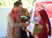 Kapolres Pulang Pisau Serahkan Bantuan Sosial ke Warga Saat Sambangi Polsek Jajaran