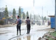 Polri Bantu Kuras Air Yang Merendam Kompi Senapan A Yonif 111 / Karma Bakti, Aceh Tamiang