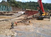 Satgas Yonzipur I/DD Lanjutkan Pemasangan Jembatan Bailey Pascabencana di Desa Garoga