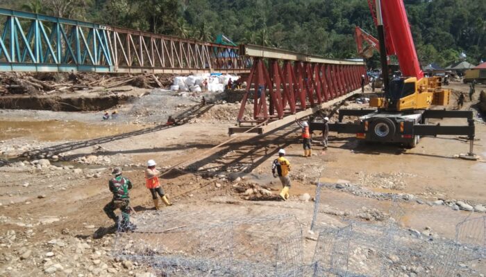 Satgas Yonzipur I/DD Lanjutkan Pemasangan Jembatan Bailey Pascabencana di Desa Garoga
