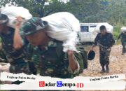 Satgas Gulbencal Kodam I/BB Bersama Yonif TP 905/TS Berjalan Kaki Salurkan Logistik ke Desa Bonan Dolok