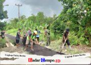 Babinsa Koramil 01/Sambas Bantu Pengaspalan Jalan Gang Bersama Warga
