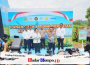 Kapolri Salurkan Alsintan dan Sembako untuk Kelompok Tani dan Masyarakat