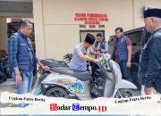 Ungkap 34 TKP Curanmor, Polres Sampang Serahkan Barang Bukti Sepeda Motor ke Pihak Korban