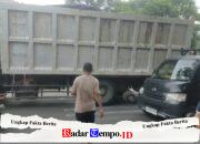 Anggota Polsek Semampir Responsif Tangani Lakalantas di Jalan Simorejo, Ban Truk Tronton Terlepas dan Lukai Tukang Tambal Ban