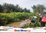 Babinsa Koramil Batang Alai Selatan Bersama Warga Laksanakan Pembersihan Sungai Antisipasi Banjir