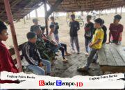 Jalin Keakraban Babinsa Tanah Hitam Komsos Bersama Anak Muda Yang Sedang Berlibur ke Pantai
