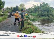 Jum’at Bersih, Babinsa Desa Handil Birayang Bawah Ajak Warga Gotong Royong Bersihkan Sungai