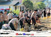 Polri Bersihkan Area Terdampak Banjir Bandang di Kampung Tengah Kecamatan Palembayan Agam Sumbar