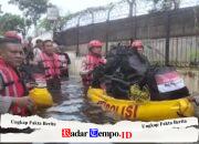 Polri Bergerak Tangani Banjir Cakung, Kerahkan 132 Personel, Perahu Taktis, Kendaraan 4×4, dan Dapur Lapangan Brimob
