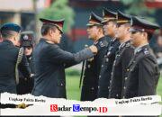 Kapolda Jatim Anugerahkan Tanda Kehormatan kepada Ribuan Personel