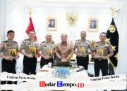 Lewat Buku, Wakapolri Titipkan Pesan Penting Pemberantasan TPPA–PPO kepada 5 Calon Atase dan Staf Teknis Polri