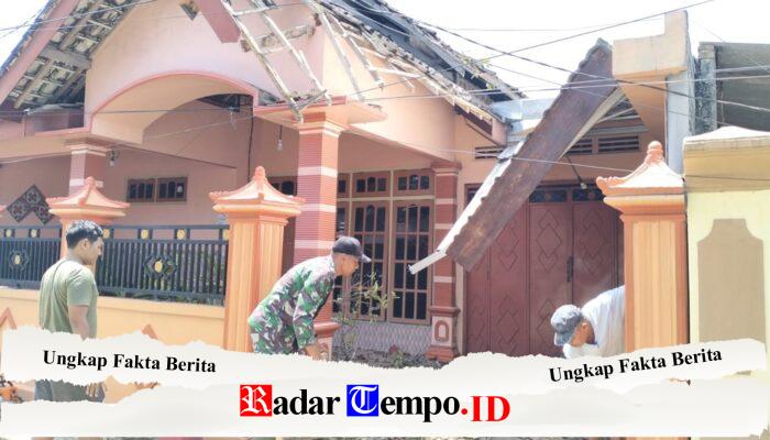 Babinsa Karangtengah, Sigap Bantu Evakuasi Rumah Warga Tertimpa Pohon Tumbang Akibat Angin Kencang