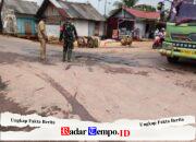 Sempat Terjadi Macet Di Jalan Desa, Babinsa Koramil 1009-03/Kurau Bantu Perlancar Arus Kendaraan