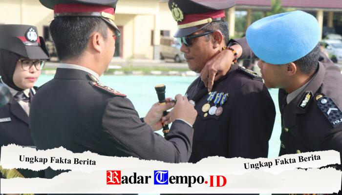 Dedikasi Tanpa Batas, Personel Polres Pulang Pisau Terima Satya Lencana Pengabdian