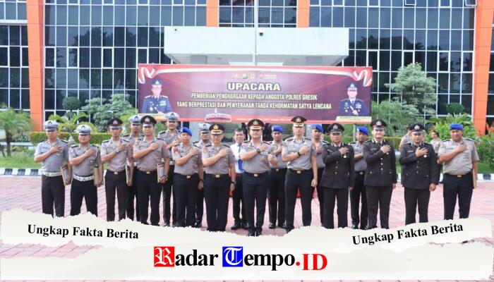 Kapolres Gresik Apresiasi Dedikasi Personel, 63 Anggota Terima Penghargaan dan Satyalancana