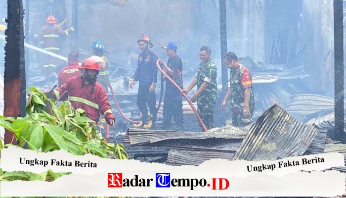 Respons Cepat Babinsa Kodim 1009/Tanah Laut Bantu Evakuasi Barang dan Padamkan Api Kebakaran