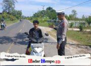 Personel Satlantas Polres Pulang Pisau Memberikan Teguran Kepada Pengendara Lalu Lintas